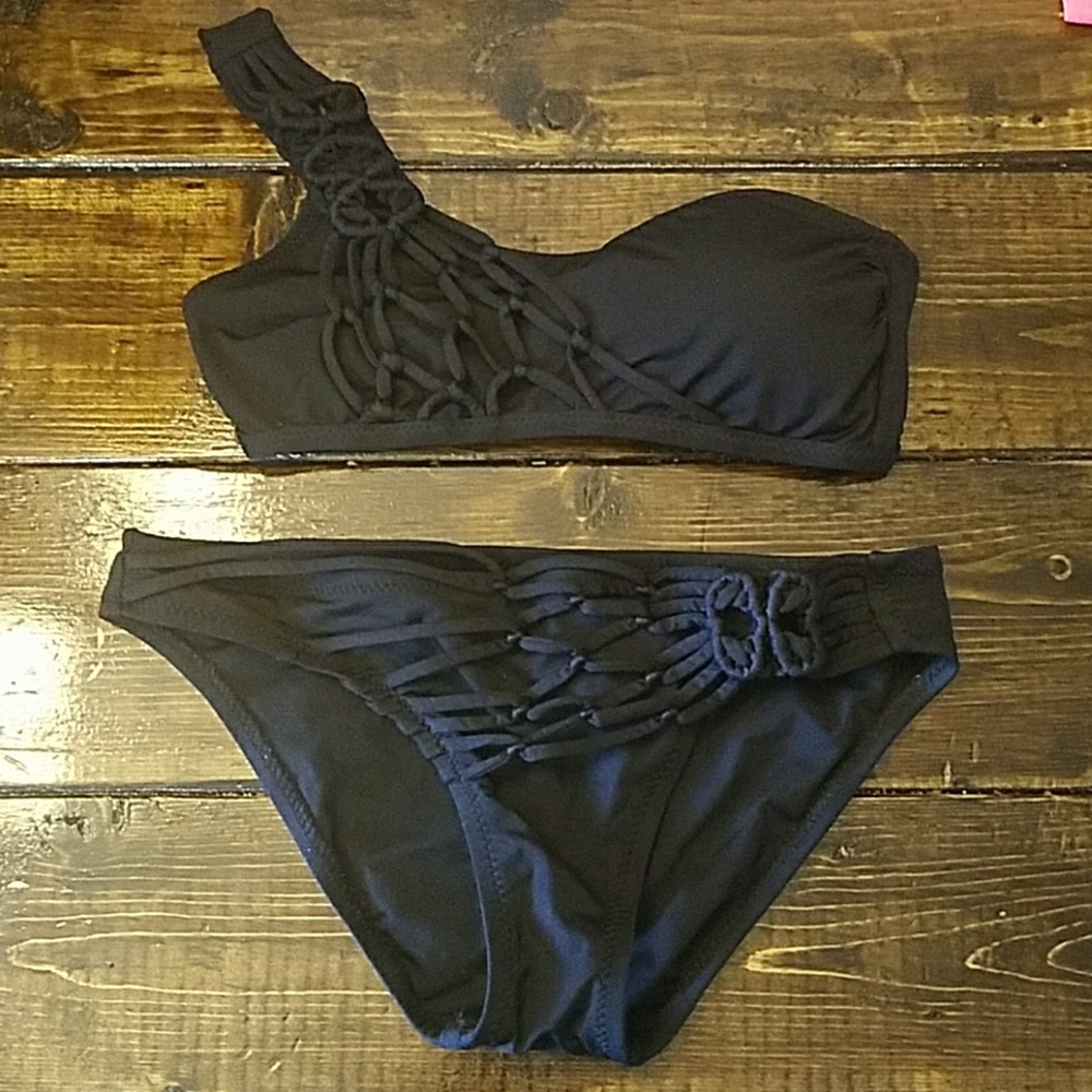 Black bikini